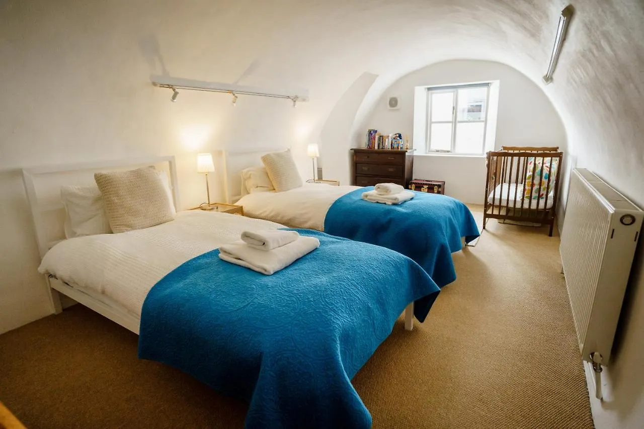 Central Courtyard Apartment Bath