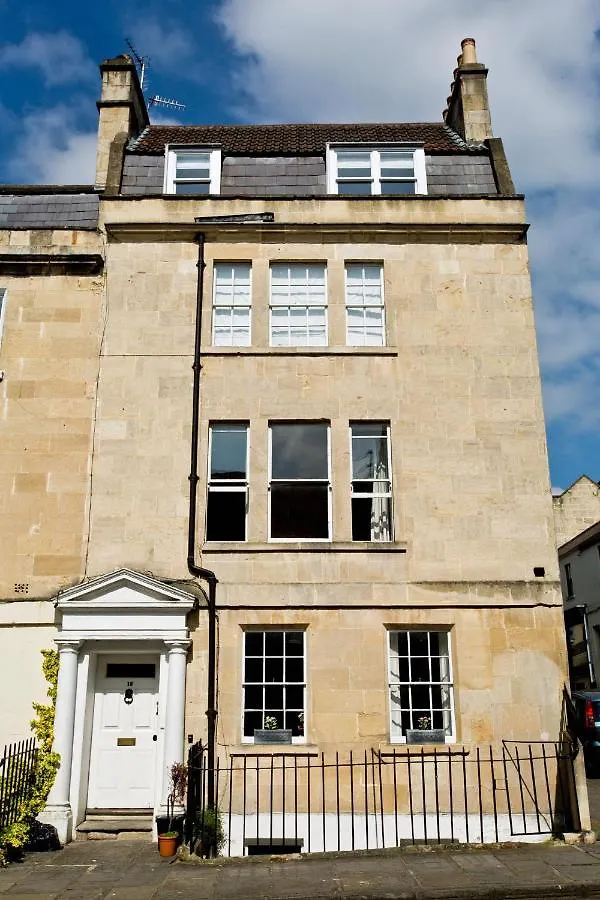 Central Courtyard Apartment Bath