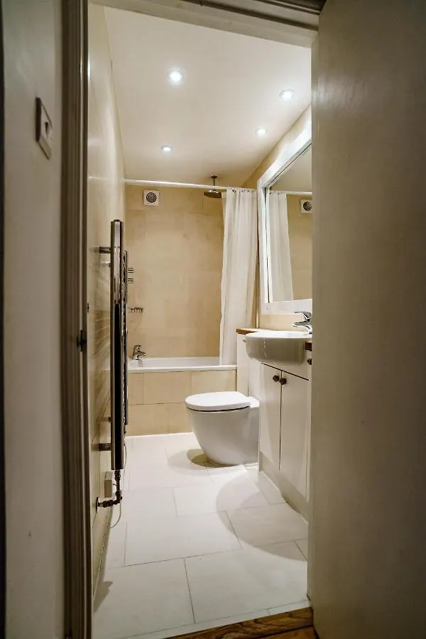 Central Courtyard Apartment Bath